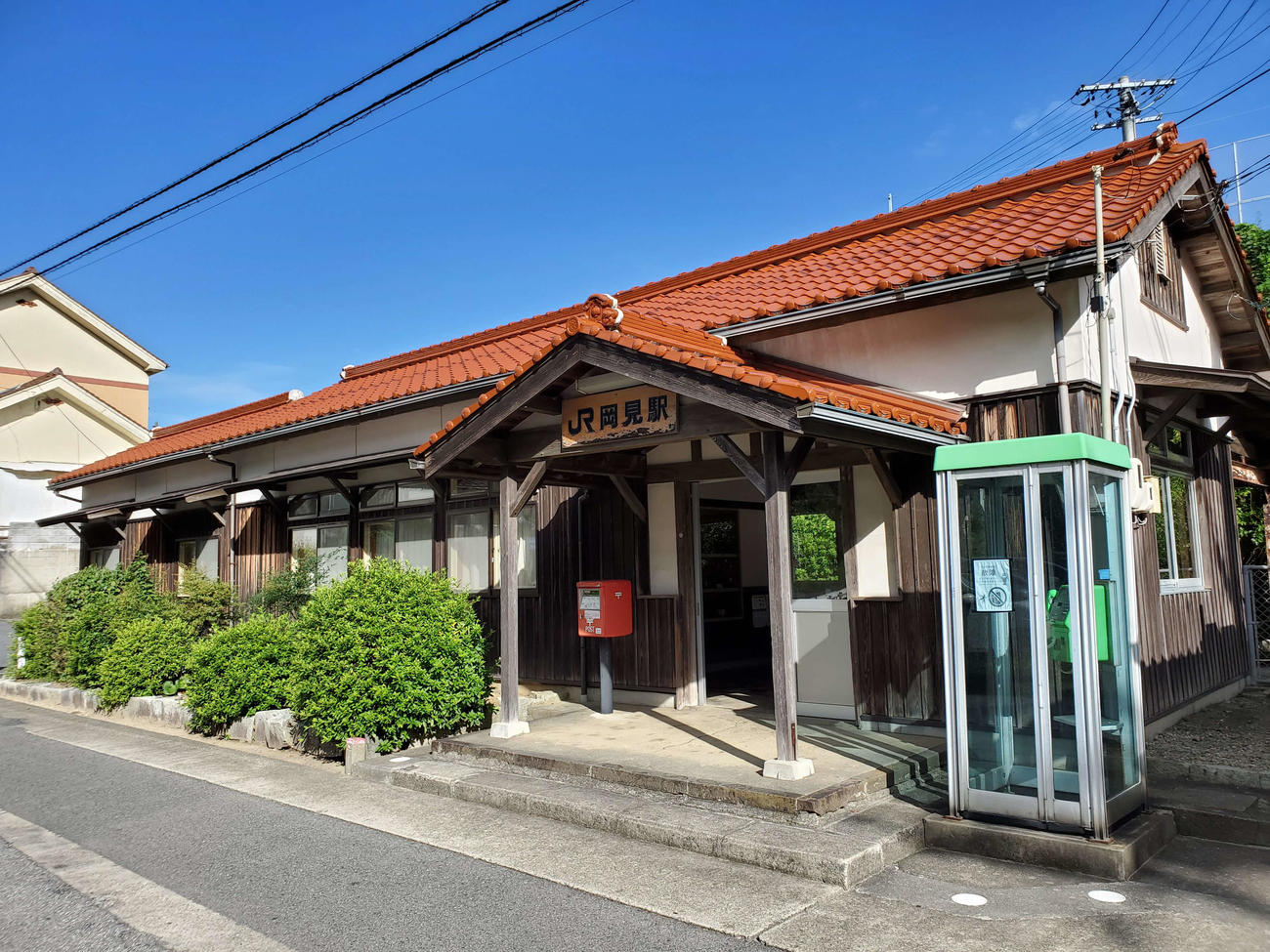 〈10〉岡見も木造駅舎を持つ