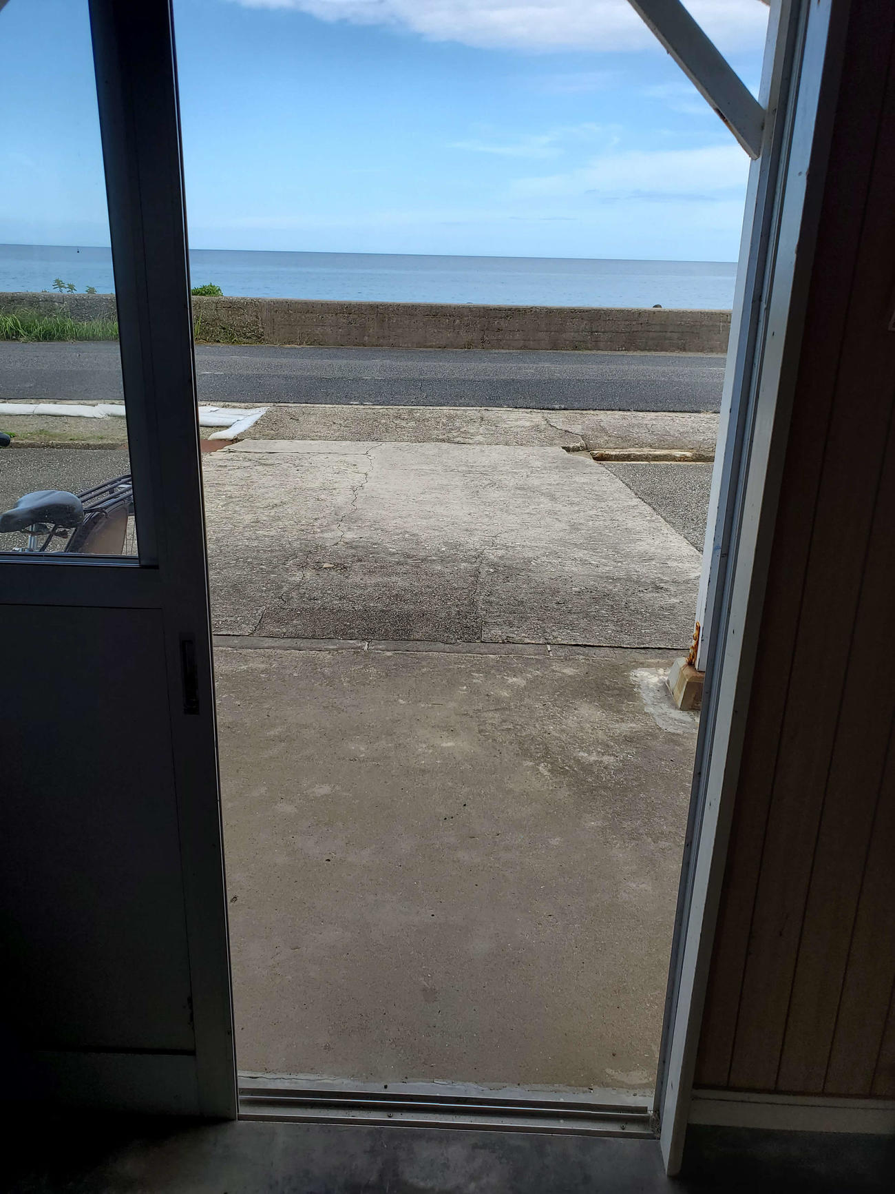 〈16〉駅舎を出るとすぐ海である