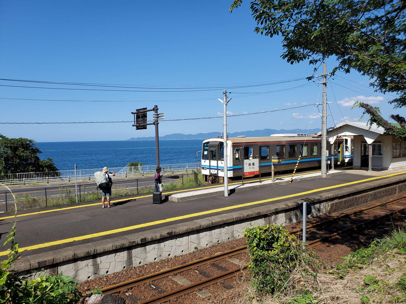 〈5〉ホームと列車、海が絶景である