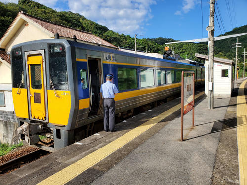 〈11〉岡見では特急が、すれ違いのため運転停車していた