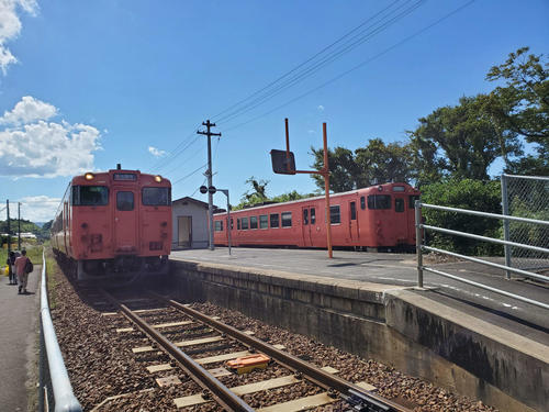 〈2〉臨時の折り返し駅となり、いわゆる「タラコ」列車が並ぶ
