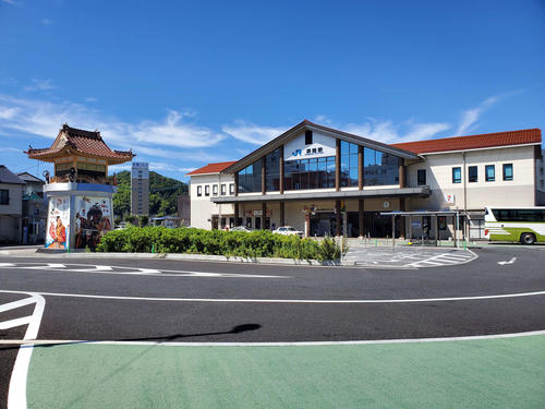 〈22〉基幹駅でもある浜田。駅前の神楽時計が印象に残る