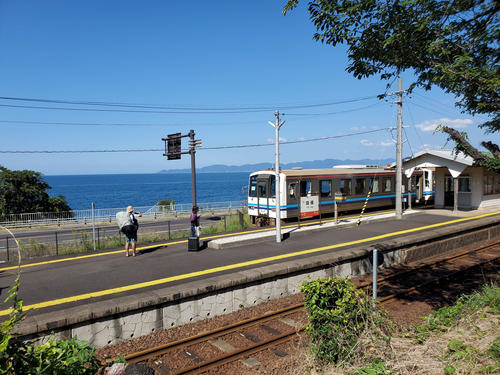 〈5〉ホームと列車、海が絶景である