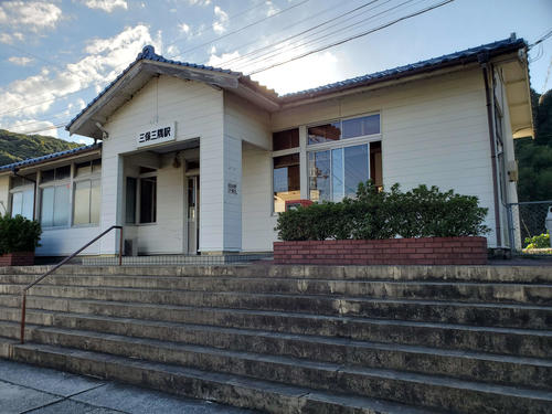 〈7〉特急の一部も停車する三保三隅