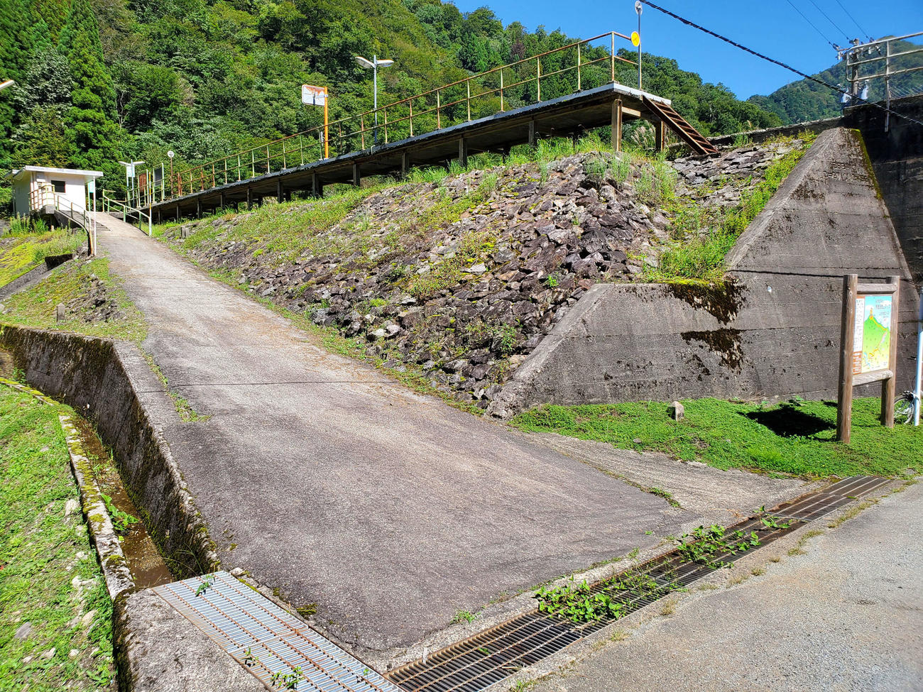 〈12〉盛り土の高台にある越前下山