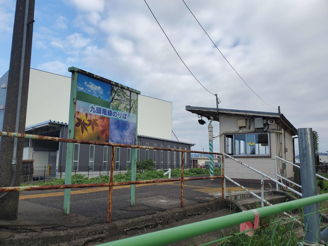 〈23〉越美北線のホームは北陸本線と少し離れたところにある