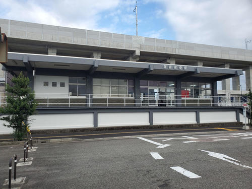 〈22〉越前花堂の駅舎。背後にあるのは北陸新幹線の高架