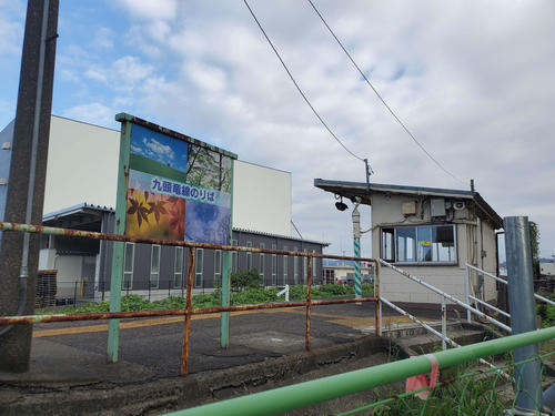 〈23〉越美北線のホームは北陸本線と少し離れたところにある