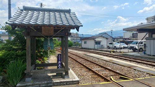 〈9〉駅構内に安全祈願の鐘がある
