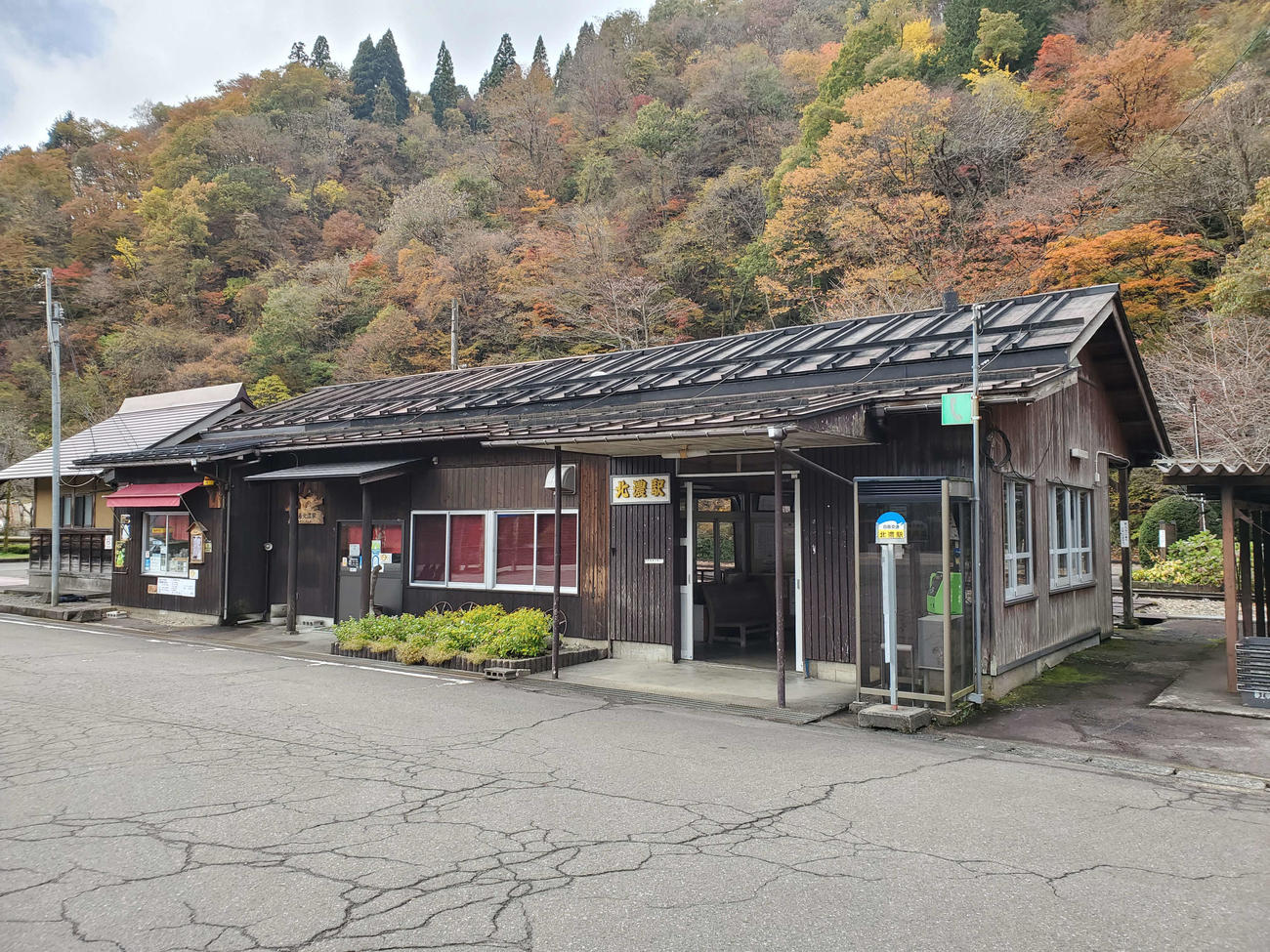 〈1〉越美南線の終着駅である北濃