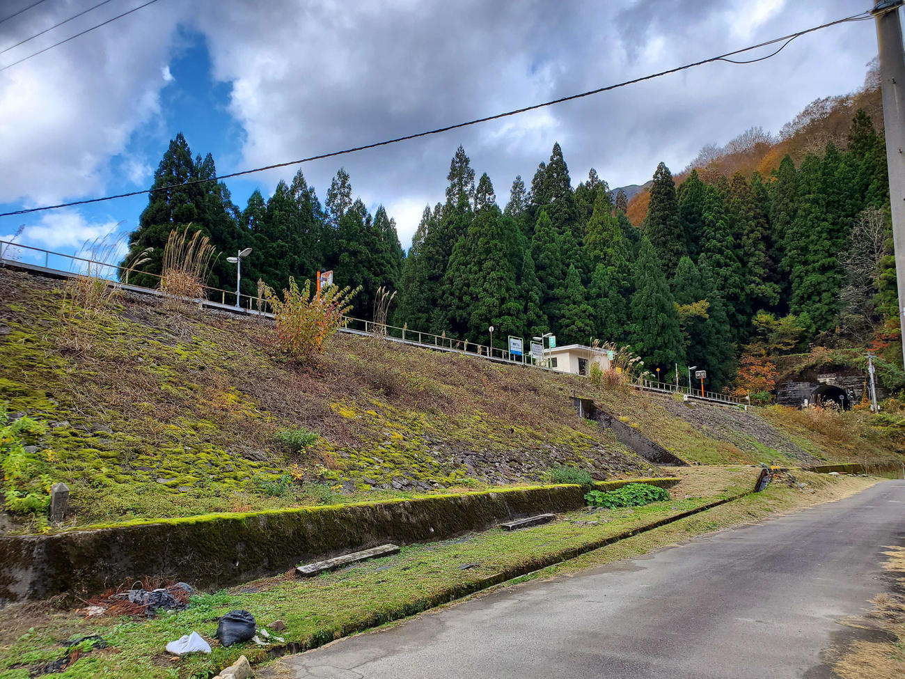 〈12〉高い盛り土の上にあることが分かる越前下山駅。9月に比べると木々は色づいていた
