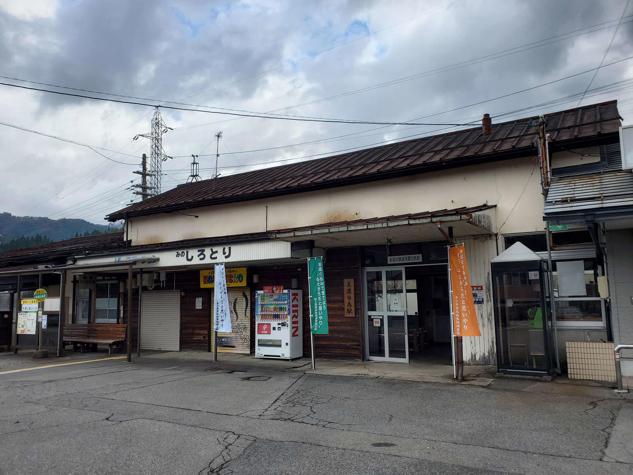 〈5〉多くの列車が折り返す旧白鳥町の中心駅、美濃白鳥駅
