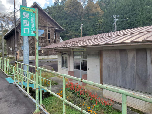 〈14〉奥に見える公民館の場所には、かつて給水塔があったと思われる
