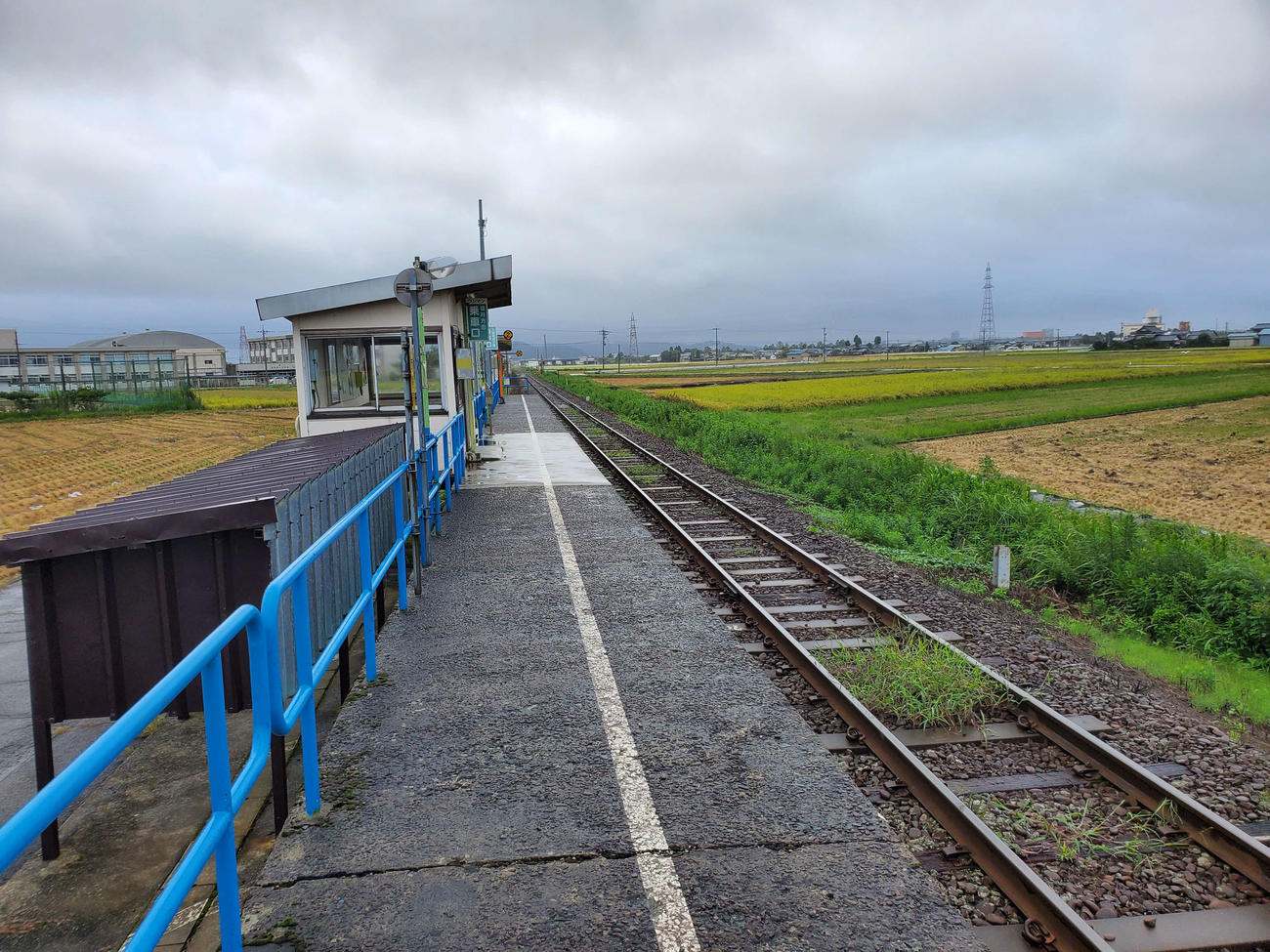 〈10〉足羽駅は田んぼに囲まれ、近くに中学校だけがある（訪問は9月）