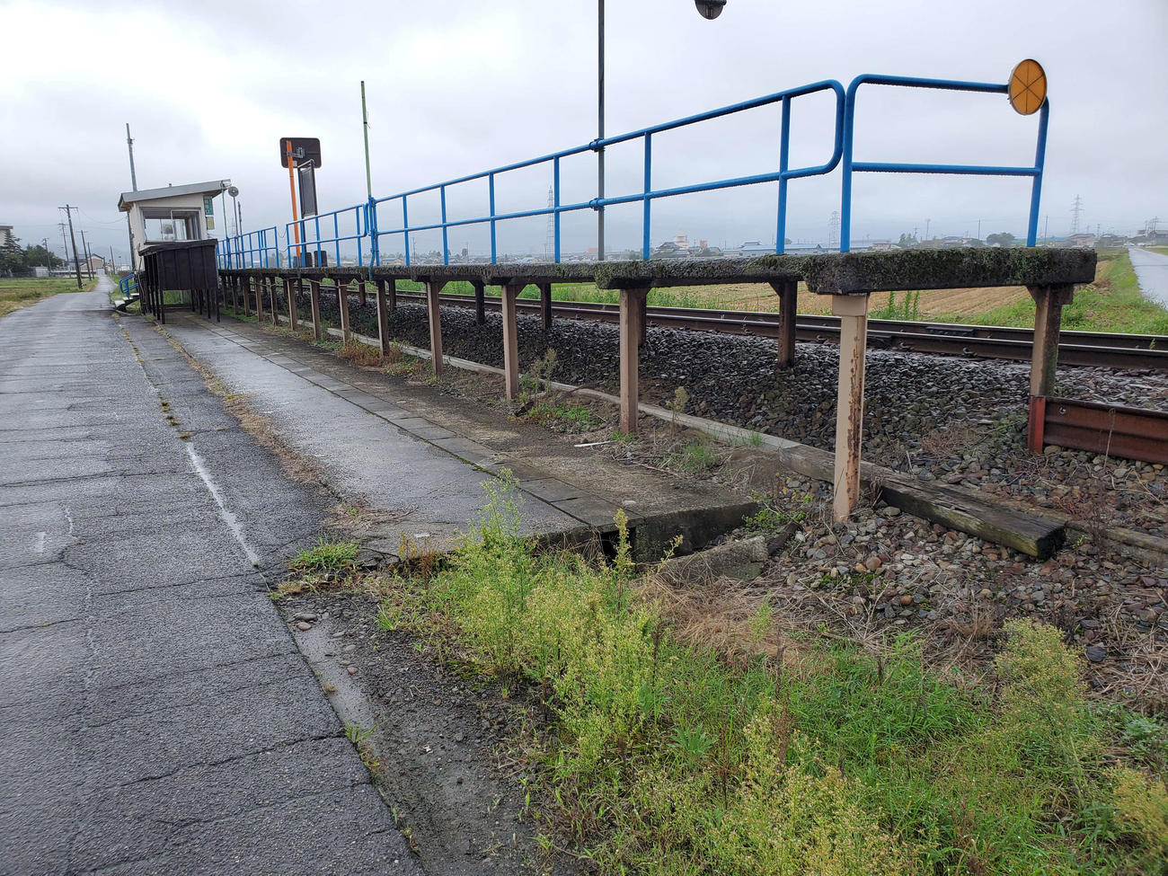 〈11〉足羽駅を支えているのは古いレールのように見える（訪問は9月）