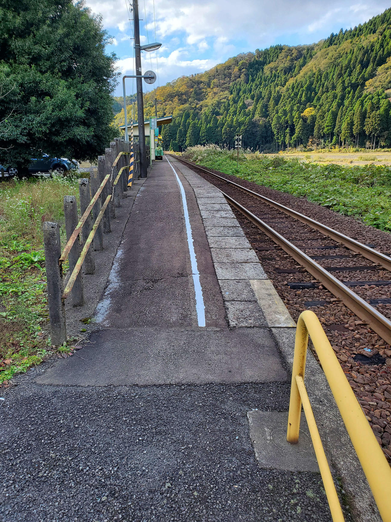 〈13〉小和清水のホームも待合室があるだけの棒状となっている