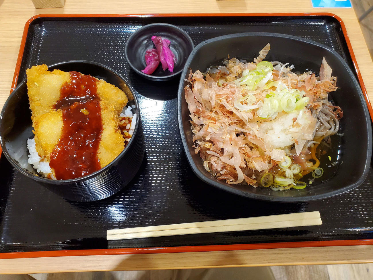 〈2〉越前そばとミニソースかつ丼のセットで昼食