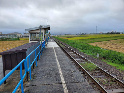 〈10〉足羽駅は田んぼに囲まれ、近くに中学校だけがある（訪問は9月）