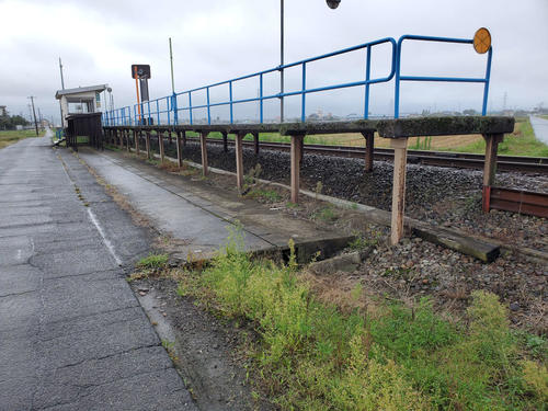 〈11〉足羽駅を支えているのは古いレールのように見える（訪問は9月）