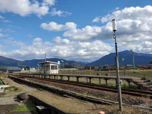 〈9〉駅の周囲を見ると盆地の中にいることが実感できる