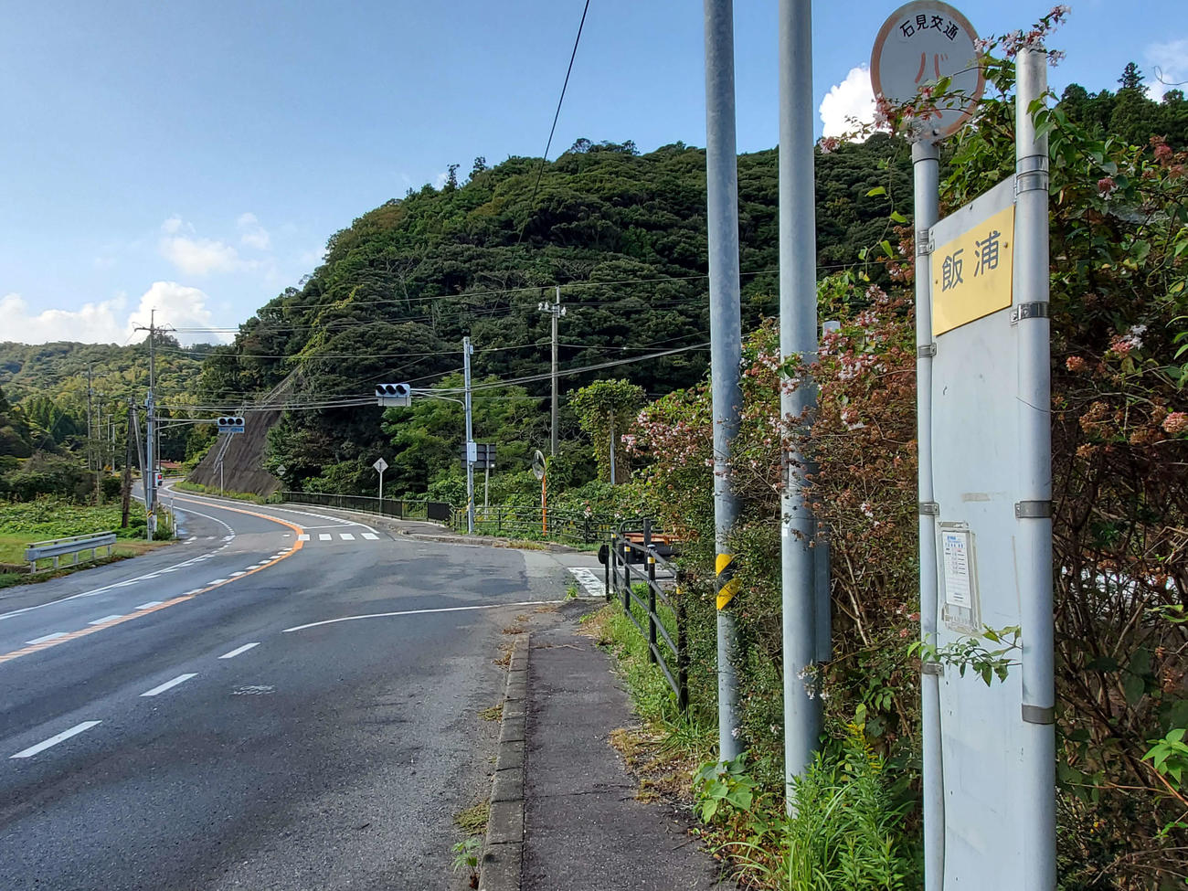 〈6〉飯浦のバス停。県境に近い山中にある