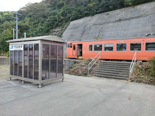 〈13〉かつて駅舎があった場所に簡易駅舎となる待合室が設置されている