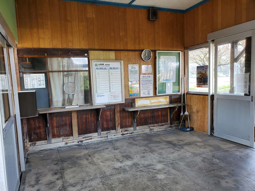 〈13〉長門大井の駅舎内。今は無人だが、かつては理容店がきっぷ販売を委託されていた