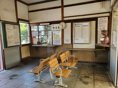 〈4〉奈古駅の駅舎内。無人駅ではなく窓口できっぷ販売をしている
