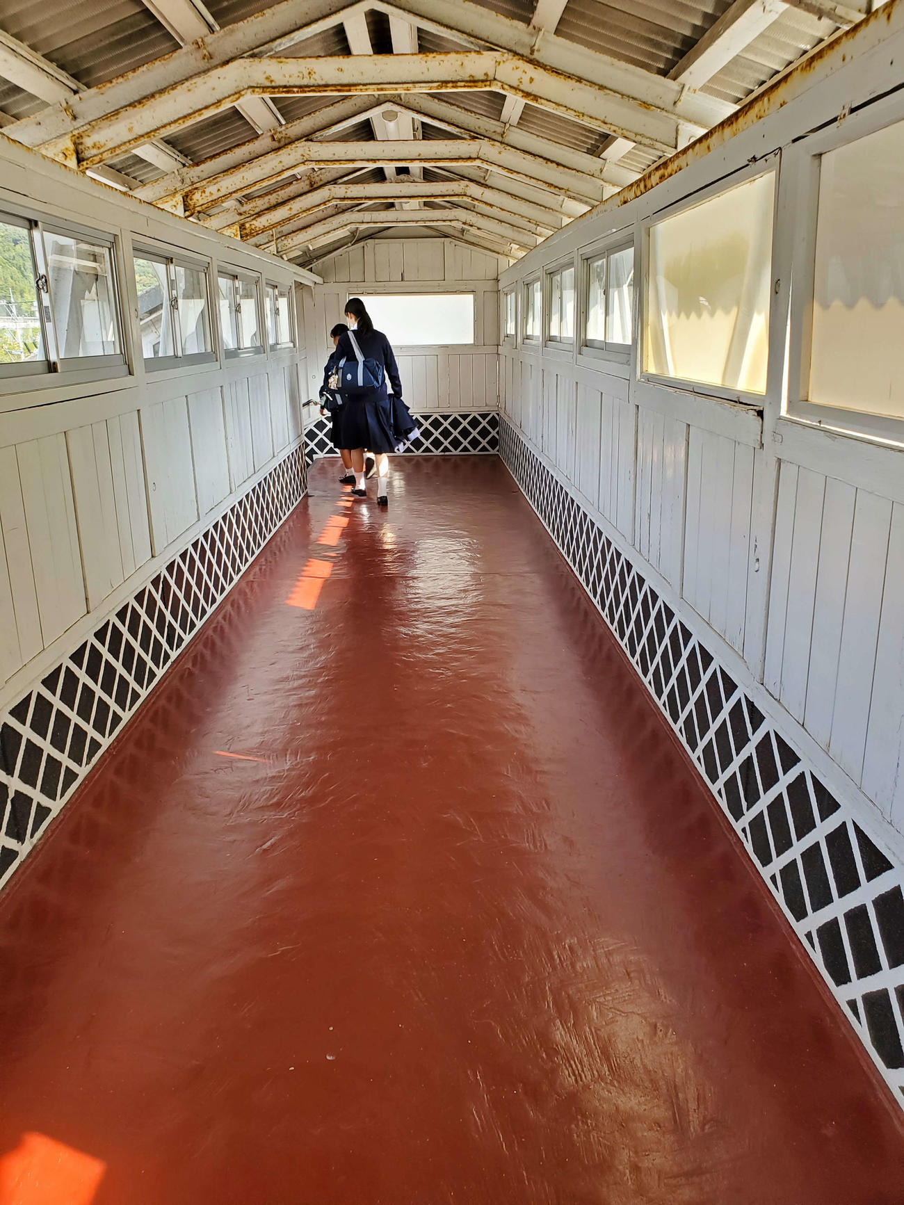 〈4〉観光の入り口として跨線橋のデザインにも工夫がある
