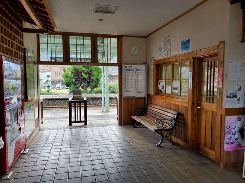 〈16〉萩駅の改札部分