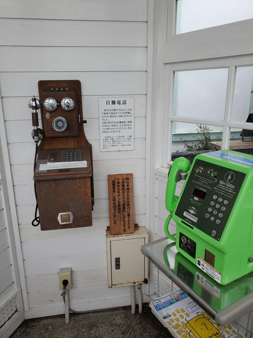 〈19〉電話ボックス内にも展示があった