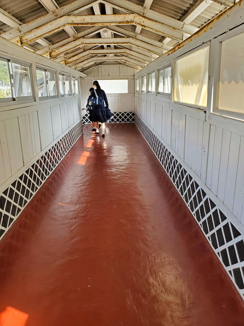 〈4〉観光の入り口として跨線橋のデザインにも工夫がある