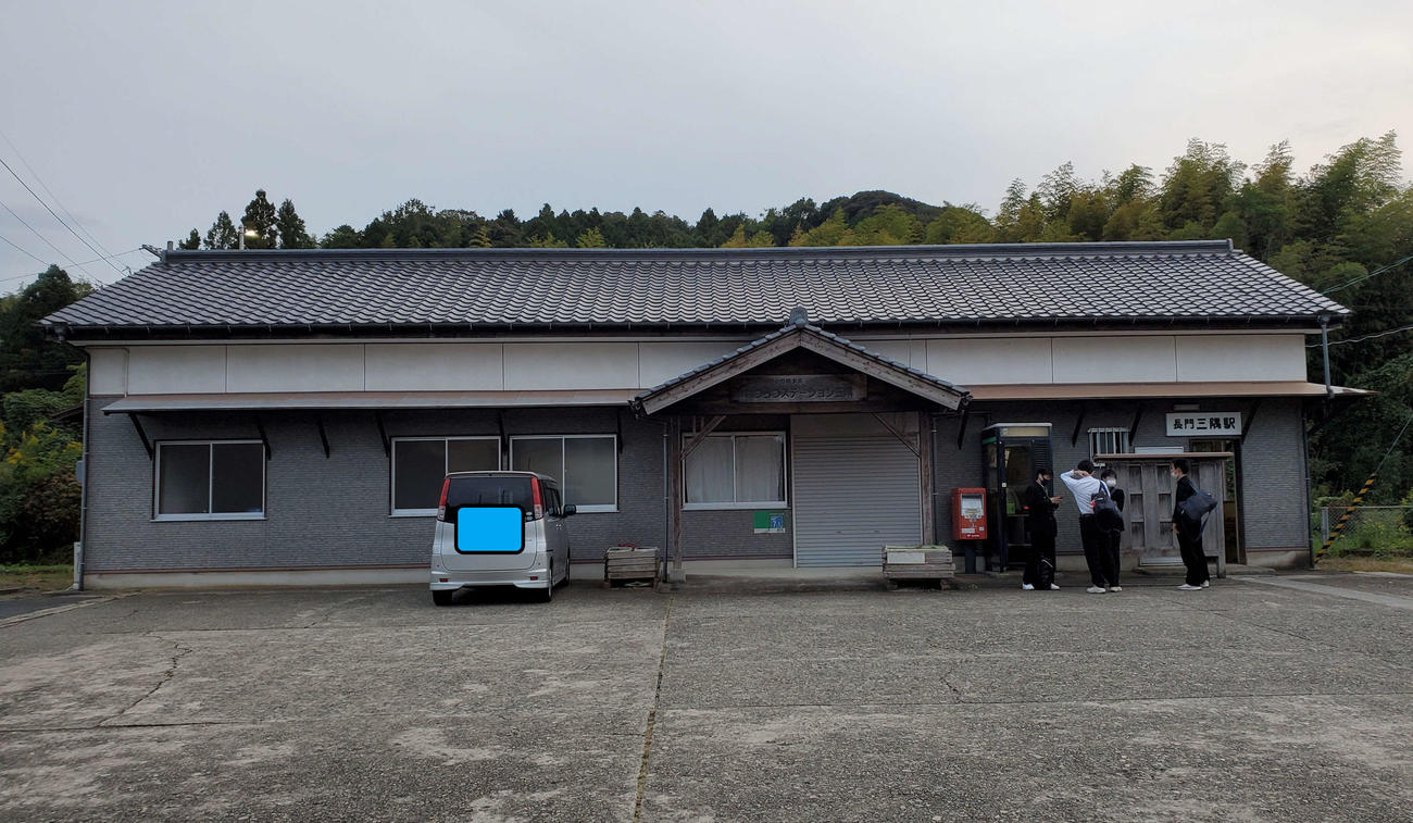 〈13〉下校時間となり、多くの高校生が下車した