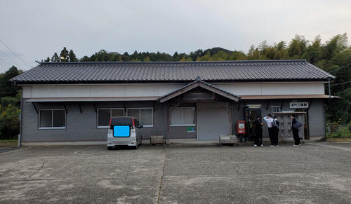 〈13〉下校時間となり、多くの高校生が下車した