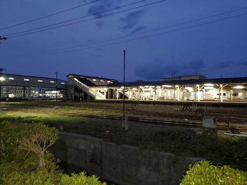 〈19〉すっかり日が暮れた長門市駅にゴール