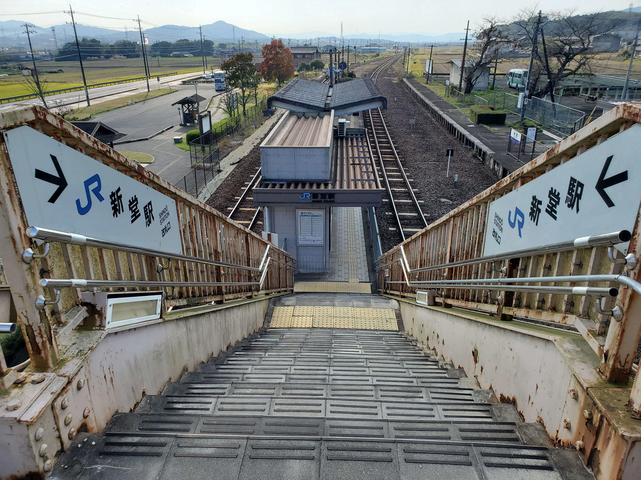 〈16〉跨線橋を降りるとホームに駅舎がある
