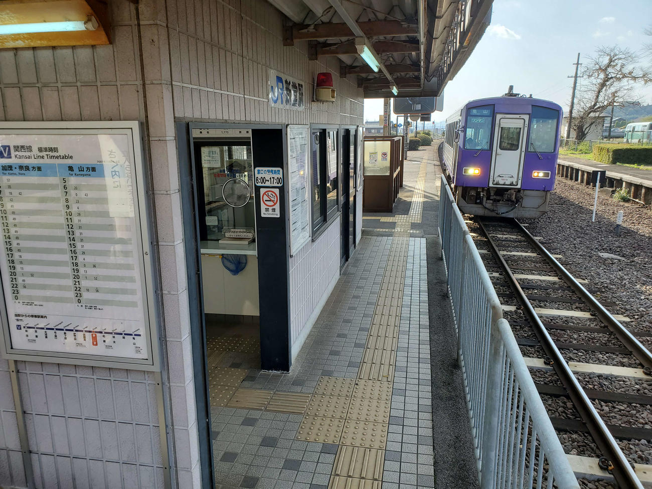〈17〉入線したキハ120