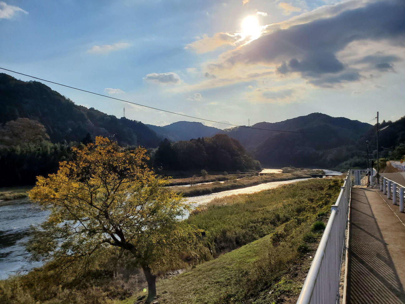 〈21〉駅前は美しい川が流れる