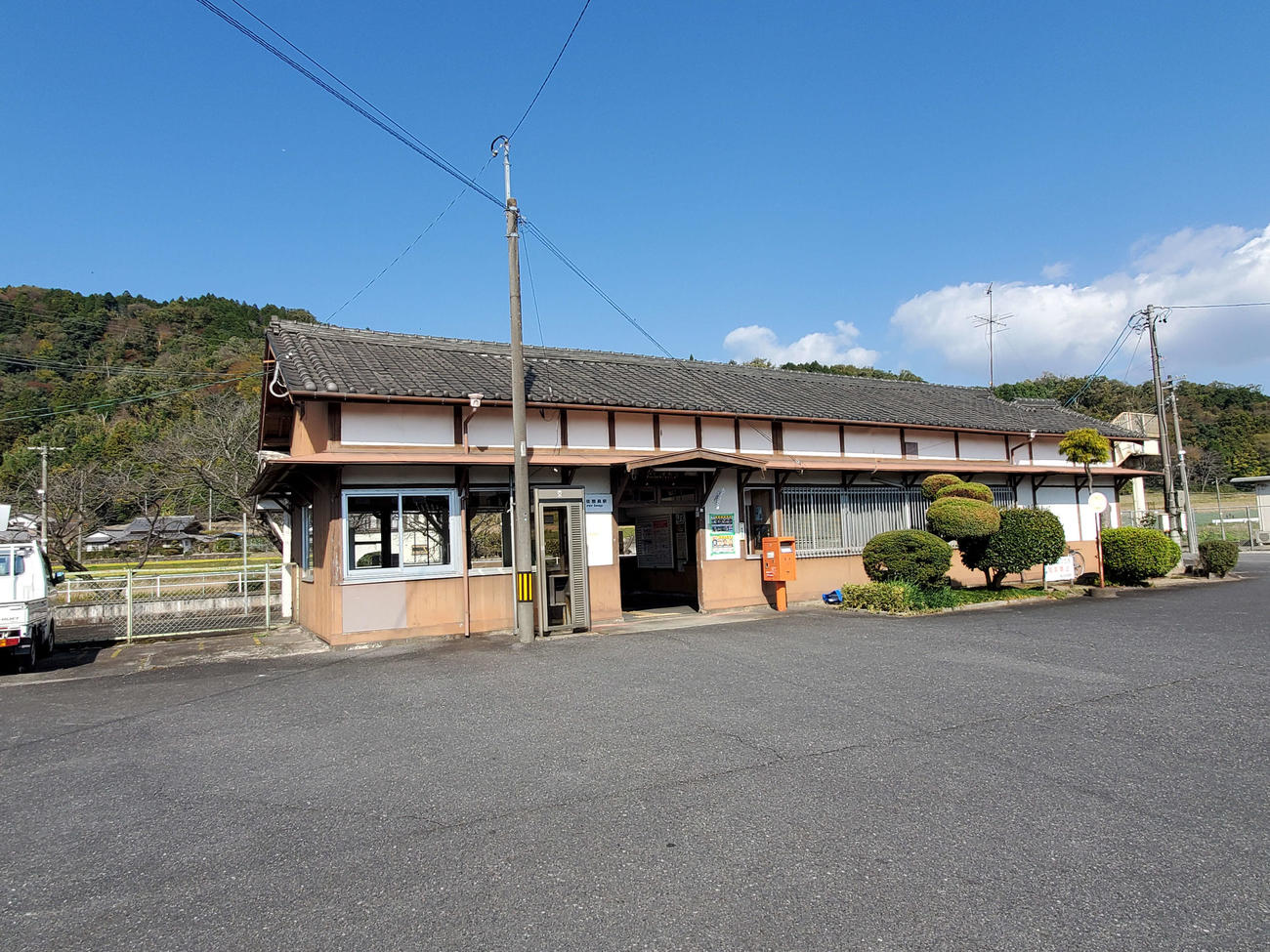 〈6〉大正期の駅舎が残る佐那具