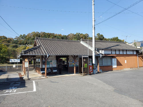 〈11〉島ケ原駅も大正期からの木造駅舎が残る