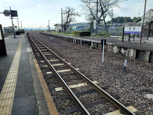 〈18〉もともとは2面3線だったが旧駅舎があった1線は使われなくなった