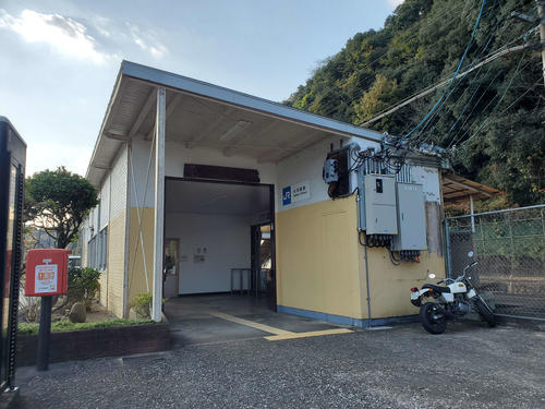 〈19〉大河原はコンクリート駅舎となっている