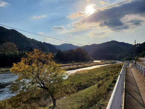 〈21〉駅前は美しい川が流れる
