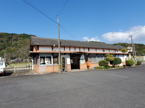 〈6〉大正期の駅舎が残る佐那具