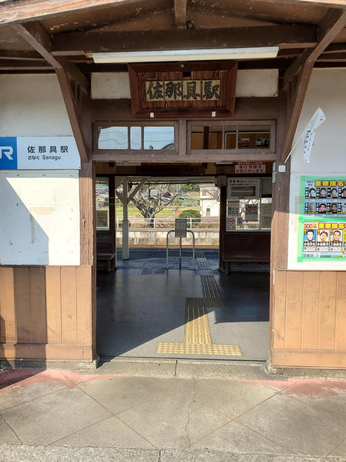 〈8〉新旧文字の奥が改札。桜の季節はさらに美しくなる