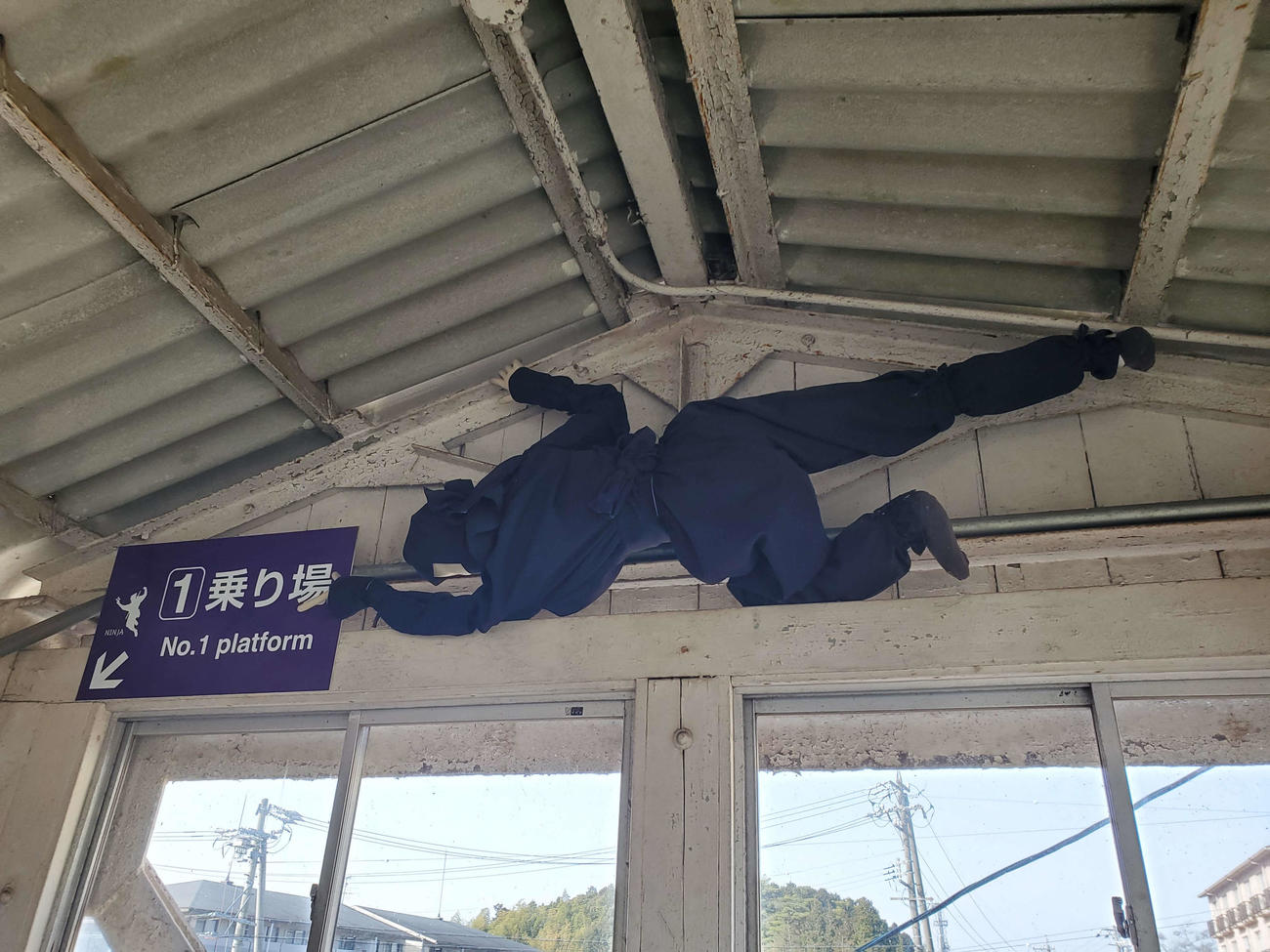 〈11〉跨線橋に張り付きながらも、しっかり乗り場を指さしている