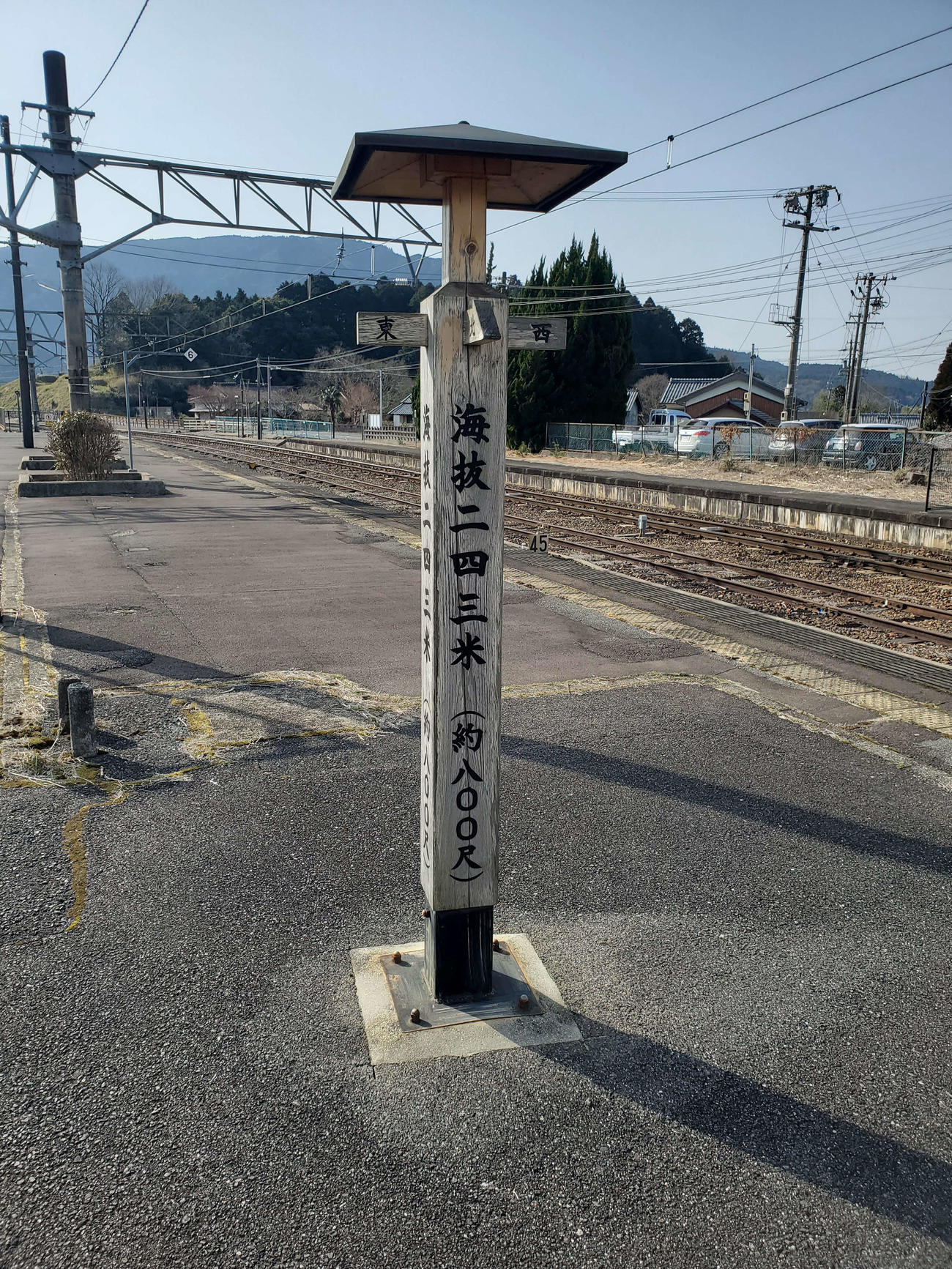 〈7〉海抜を示す柱は尺表示も