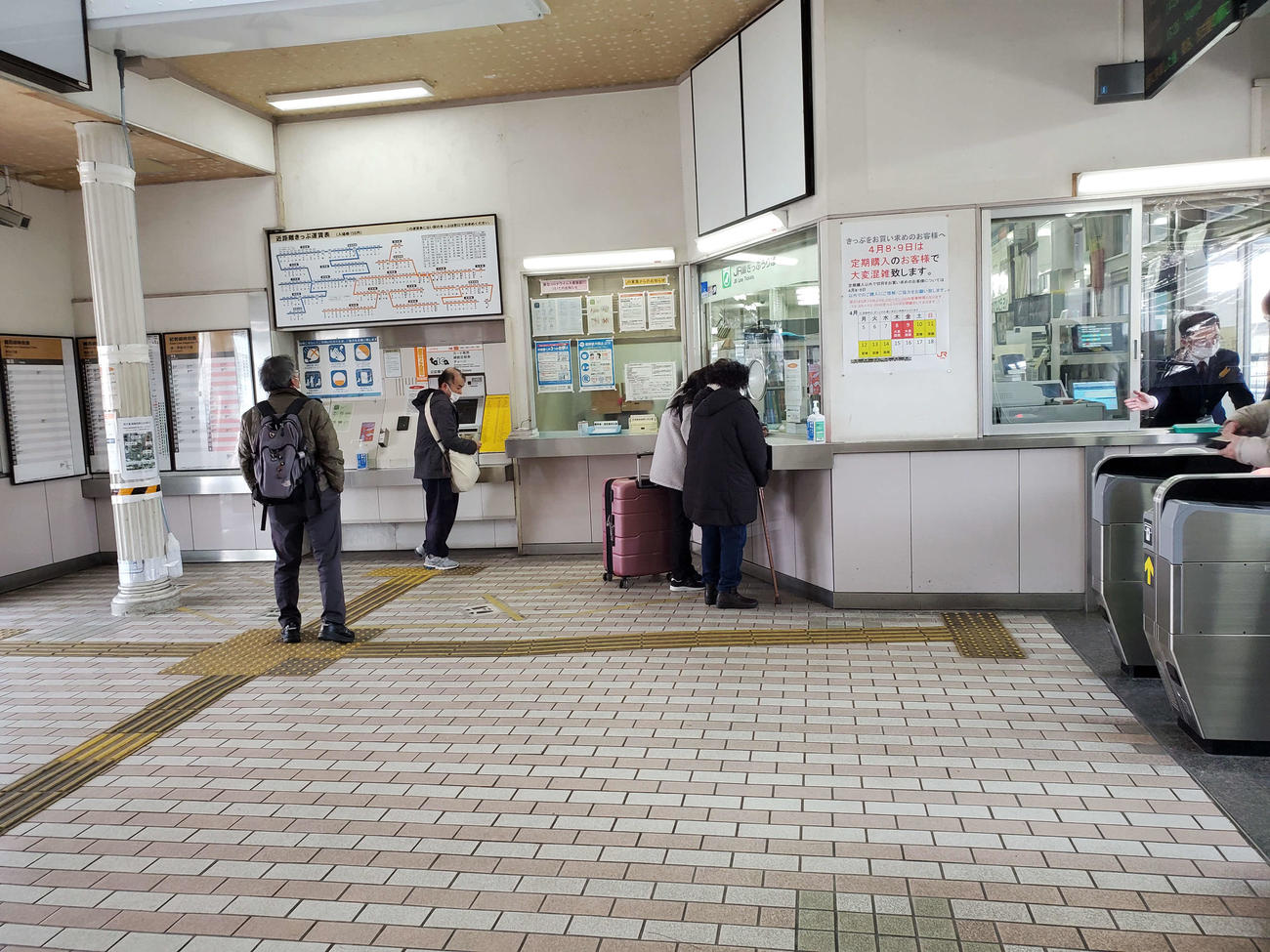 〈13〉亀山の改札付近。自動改札機が設置されている