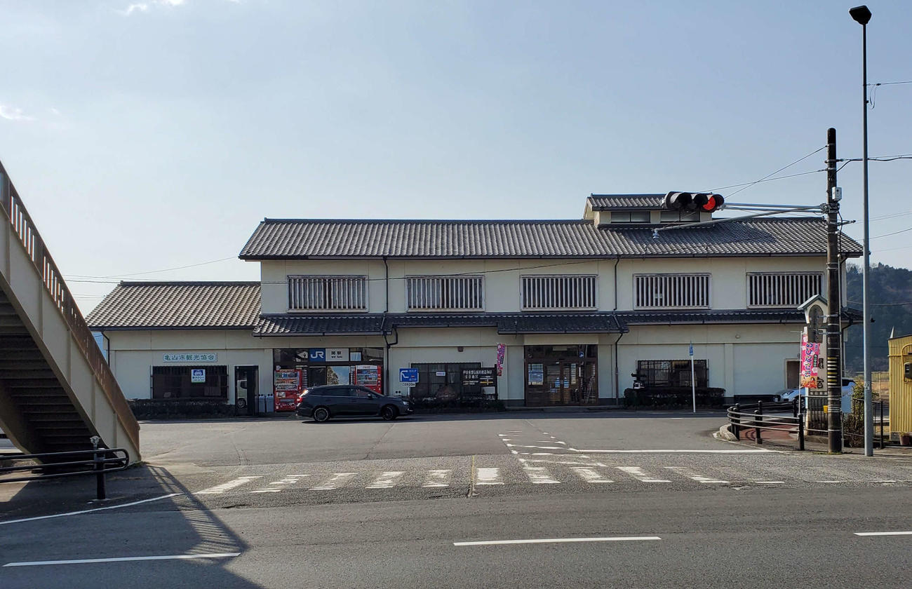 〈2〉観光拠点として立派な駅舎を持つ関駅