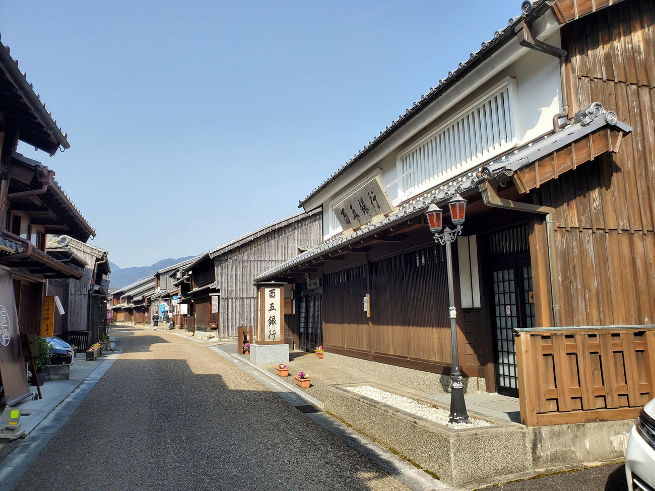 〈4〉宿場町が保存されている。銀行も風景を損なわないものに